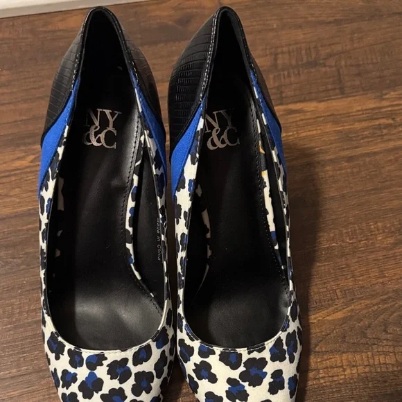 New York & Company Black and Blue Patterned Heels - Picture 4 of 9